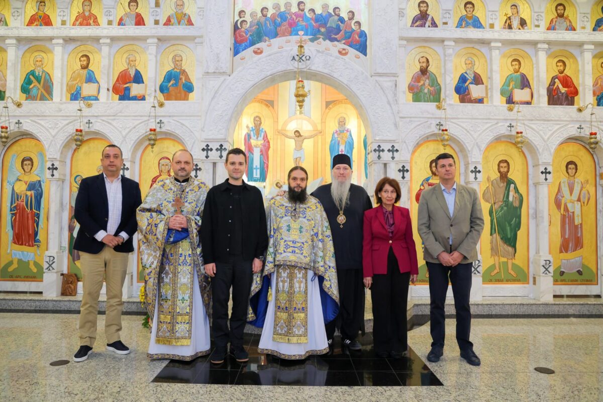 (Фото) Сиљановска-Давкова во црквата на македонската заедница во Стерлинг Хајтс, Мичиген: Татковината не може да се менува