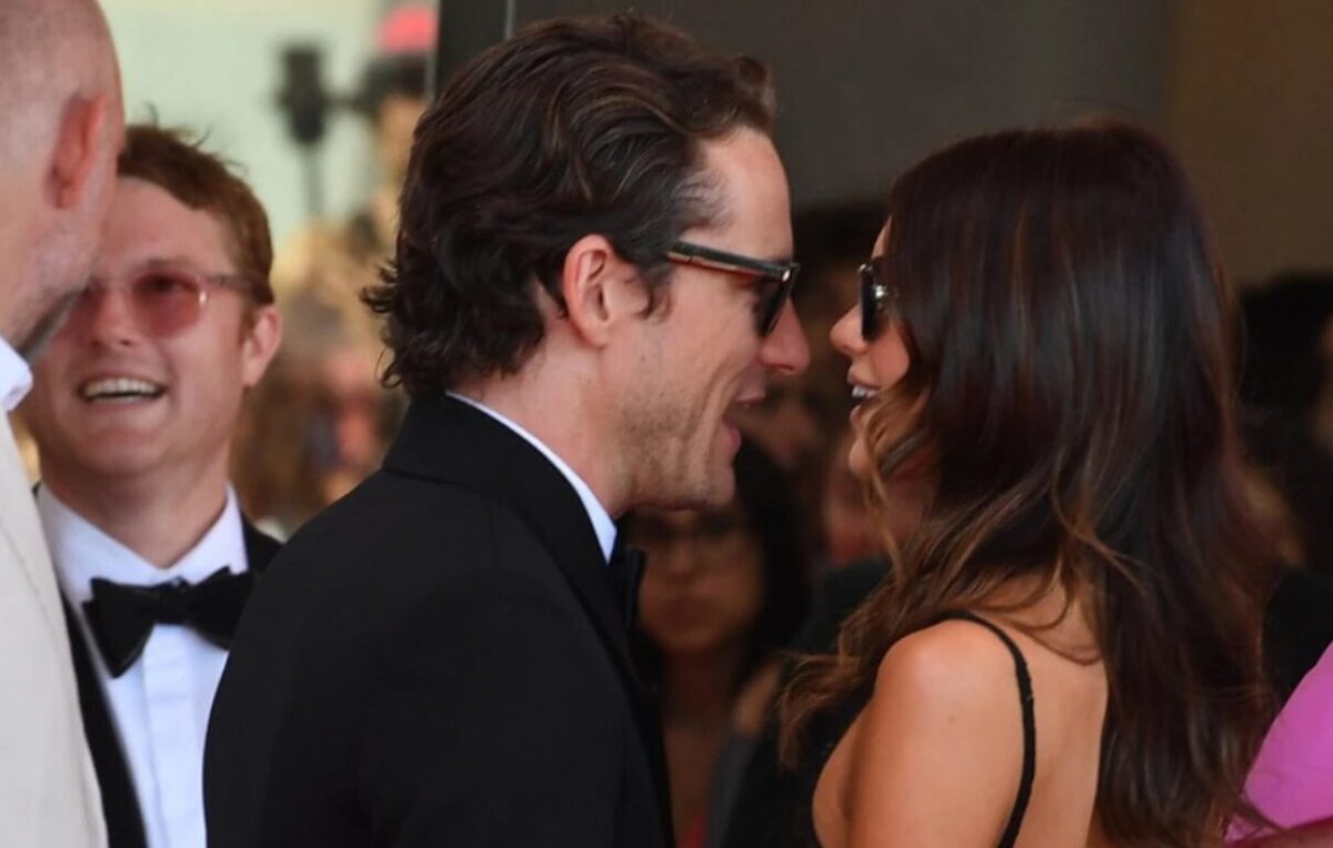 (Фото) Убавата бринета ги покажа своите голи гради, но и новото момче: се шпекулира дека го изневерила поранешниот со него