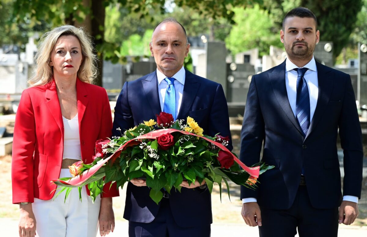 (Фото) Филипче положи цвеќе на вечните почивалишта на претседателите Глигоров и Трајковски и премиерот Кљусев