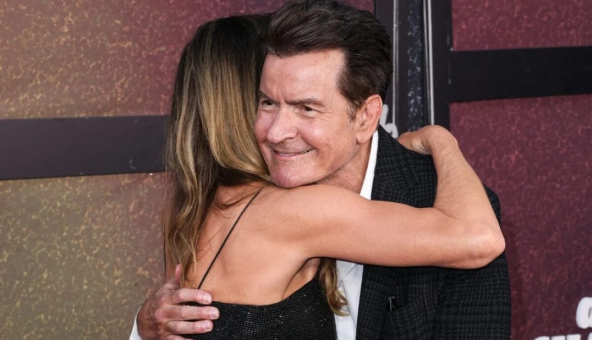 (Фото/Видео) Првата прегратка по 20 години од разводот: поранешните љубовници не ја кријат својата среќа