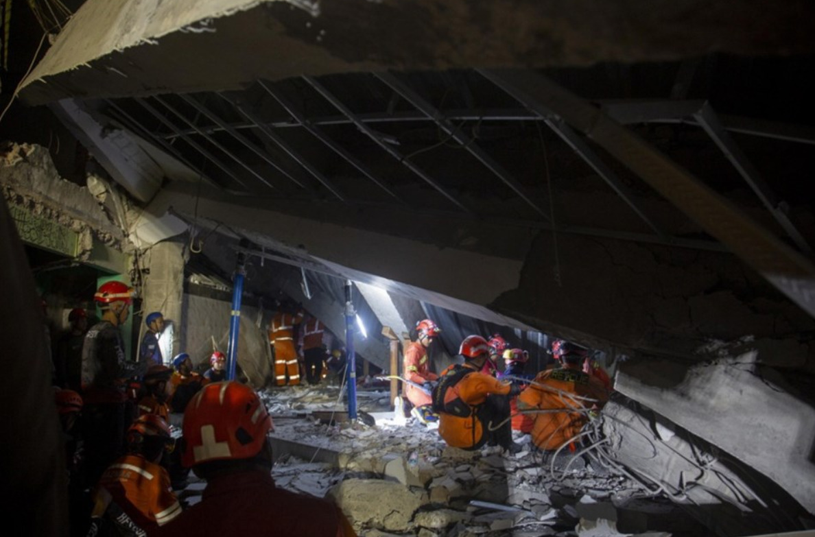 (Фото/Видео) Се урна исламско религиозно училиште во Индонезија, потрагата по учениците е во тек