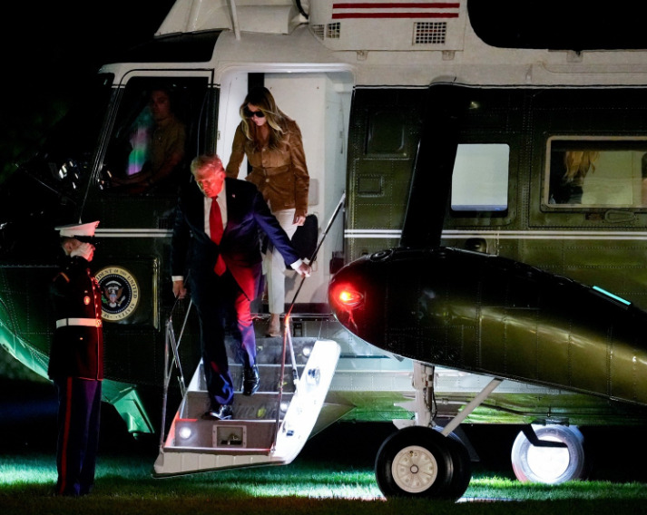Хеликоптерот со кој патуваат Трамп и Меланија принудно слета: пренасочен поради техничка грешка