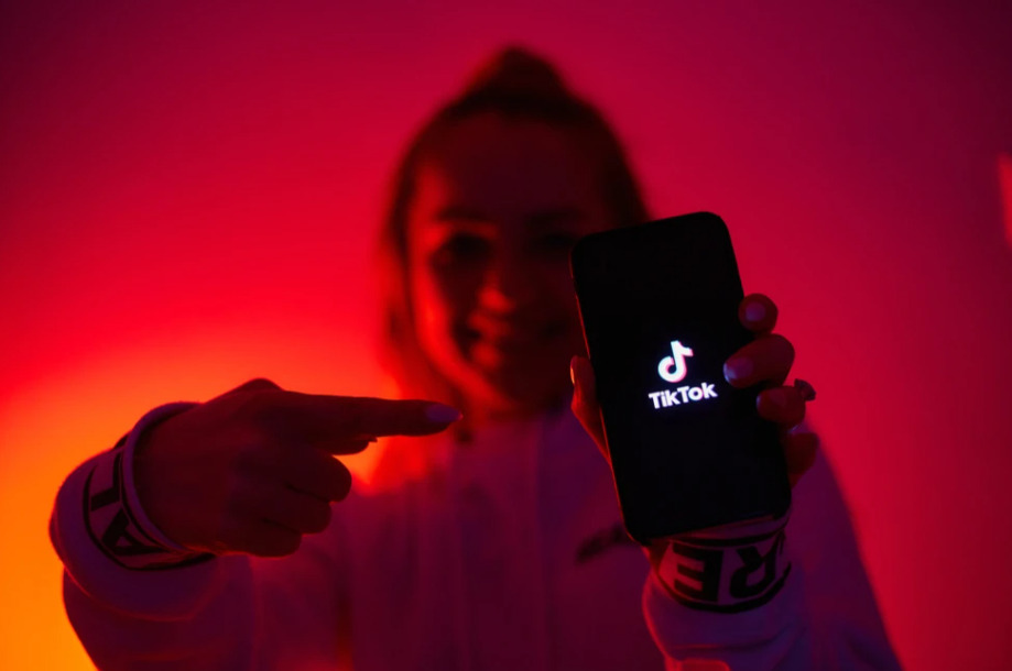 Шок во Франција: TikTok обвинет за загрозување на животите на децата