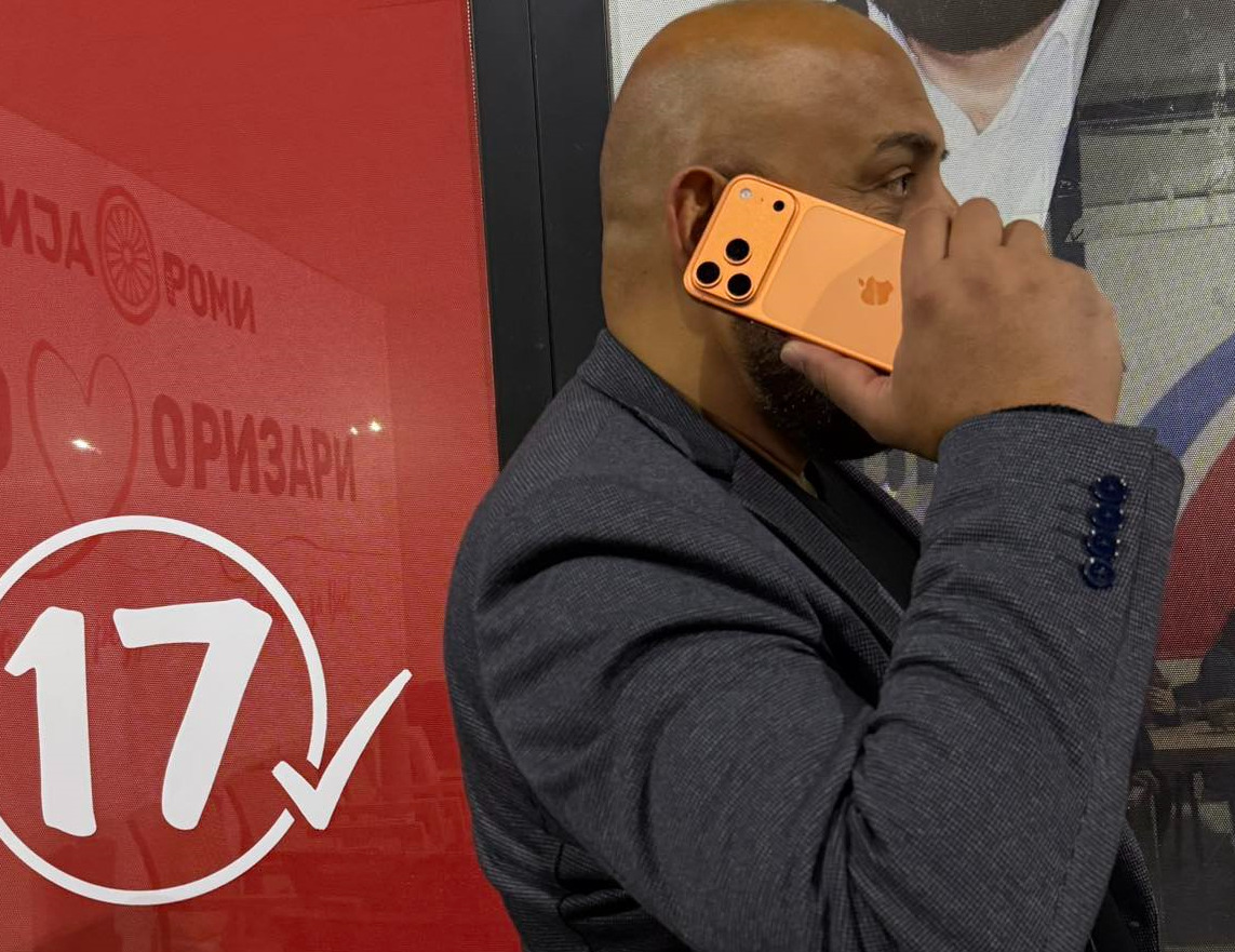 „Ајфонот е на братучед ми“ – Дудуш вели дека се сликал со телефонот за да го промовира бројот 17 за изборите