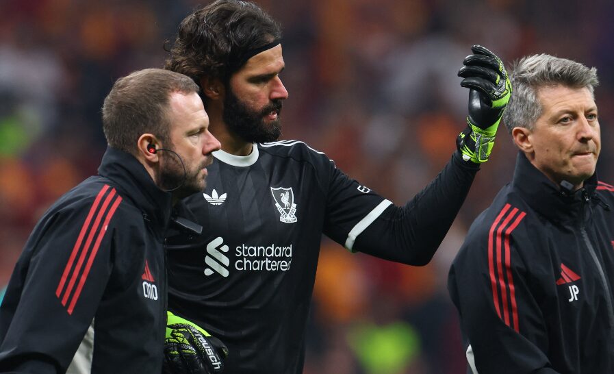 Алисон нема да брани против Челси, неизвесен е настапот на Екетике