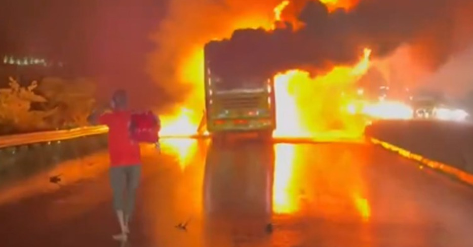 (Видео) Автобус се запали по судир со мотоцикл, десетици мртви во Индија