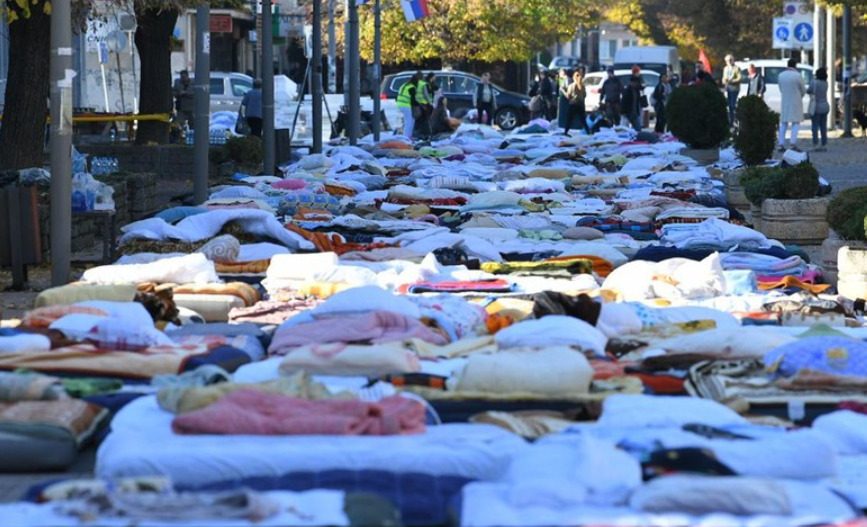 (Видео) Белградските студенти спиеја на улиците и го продолжија своето патување кон Нови Сад