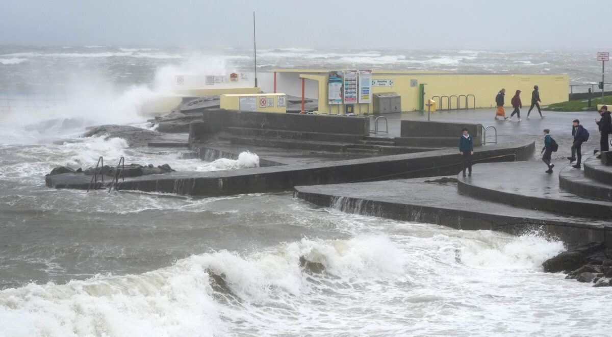 (Видео) Бурата Ејми предизвика бројни проблеми: илјадници без струја, откажани летови, затворени железнички линии