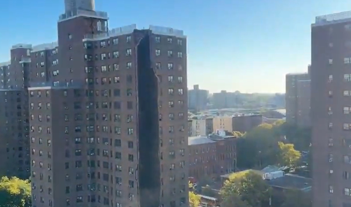 (Видео) Во Њујорк се урна дел од облакодер, се сомнева на експлозија поради гас