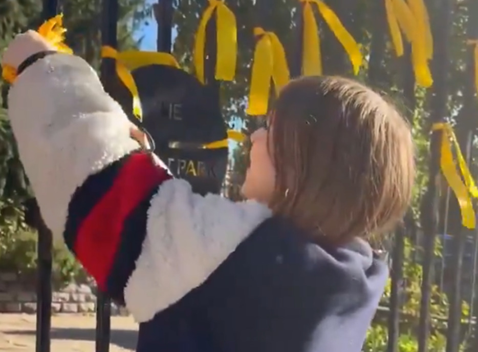 (Видео) Во Лондон, жена ги сечеше лентите поставени во спомен на израелските заложници, минувач: Одвратна си