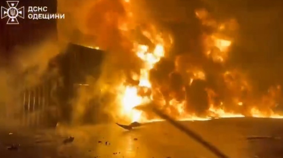 (Видео) Во руските напади убиени пет лица, погодени се пристаништето и енергетската инфраструктура во Украина, гореше Одеса