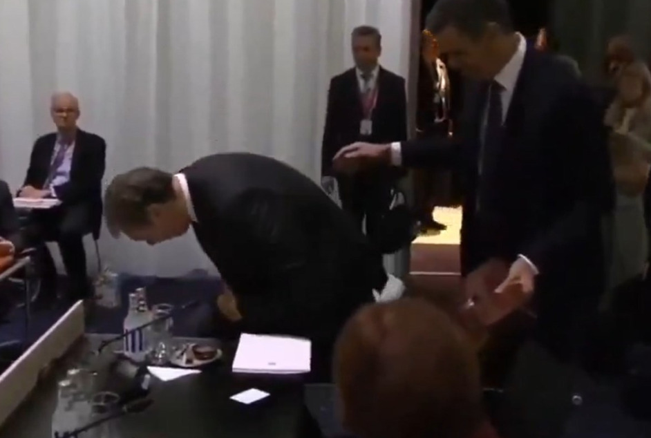 (Видео) Вучиќ збунето го бараше своето место на самитот во Данска, успеа да скрши стол