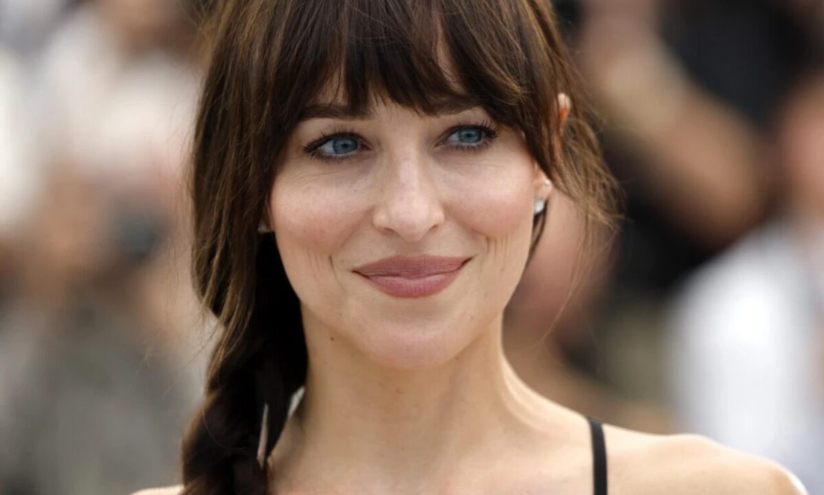 (Видео) Дакота Џонсон во спектакуларен фустан: актерката во креација на Валентино по шест години