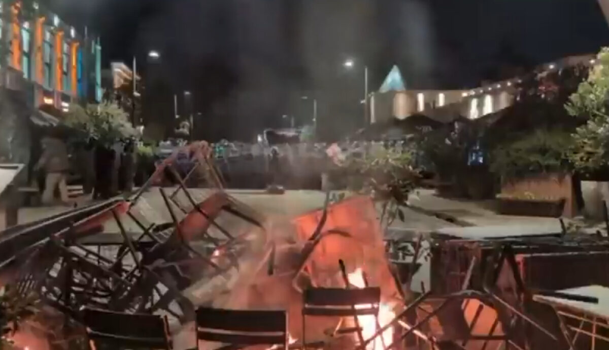 (Видео) Демонстранти упаднаа во претседателската резиденција во Тбилиси на денот на локалните избори