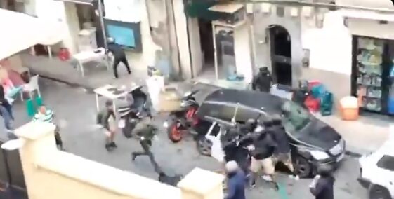 (Видео) Жестока тепечка на хулигани во Неапол