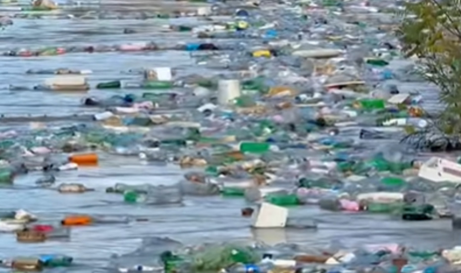 (Видео) Илјадници пластични шишиња во Вардар, од Министерството за животна средина велат виновни се слабите комунални услуги