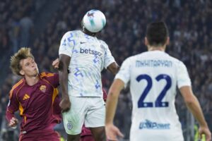 (Видео) Интер ја победи Рома, го искористи поразот на Наполи за да се искачи на првото место