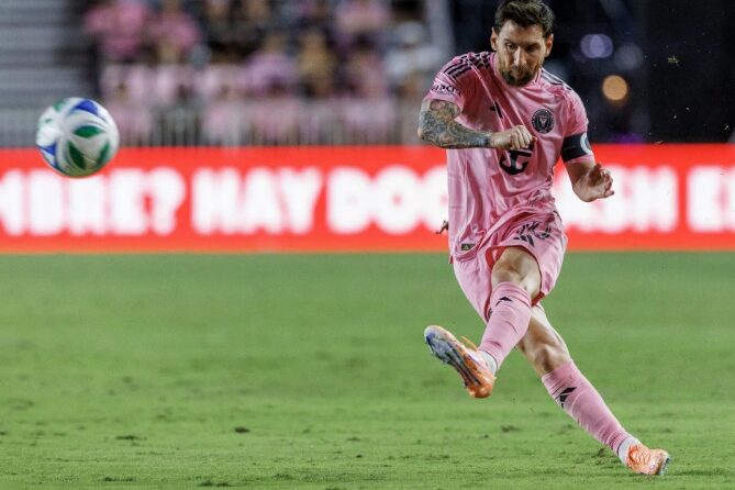 (Видео) Меси ја мина бројката од 890 голови во кариерата