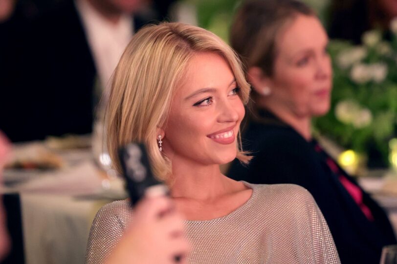 (Видео) Не остави ништо на имагинацијата: најсексипилната русокоса ги покажа своите гради