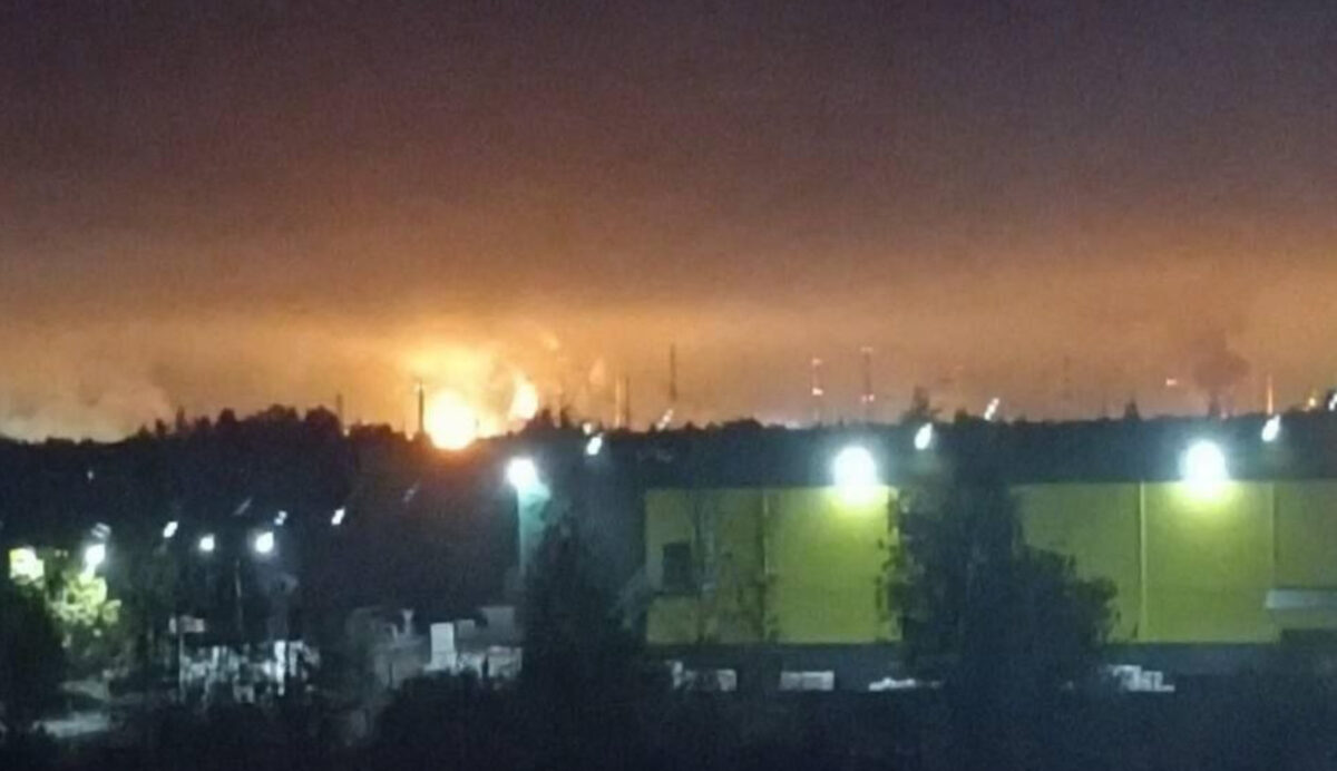 (Видео) Пожар и експлозии во рафинерија за нафта во Русија по напад со дронови