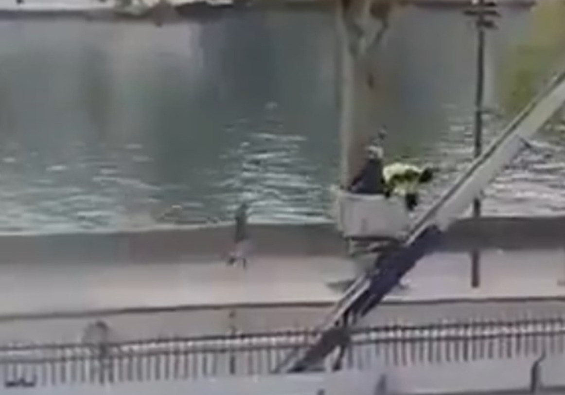 (Видео) Се појави нова снимка од бегството на крадците од Лувр