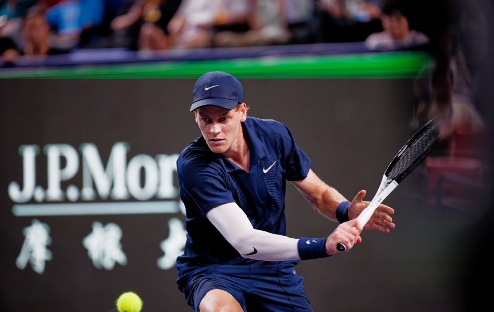 (Видео) Синер се повреди, му го предаде мечот на Грикспор