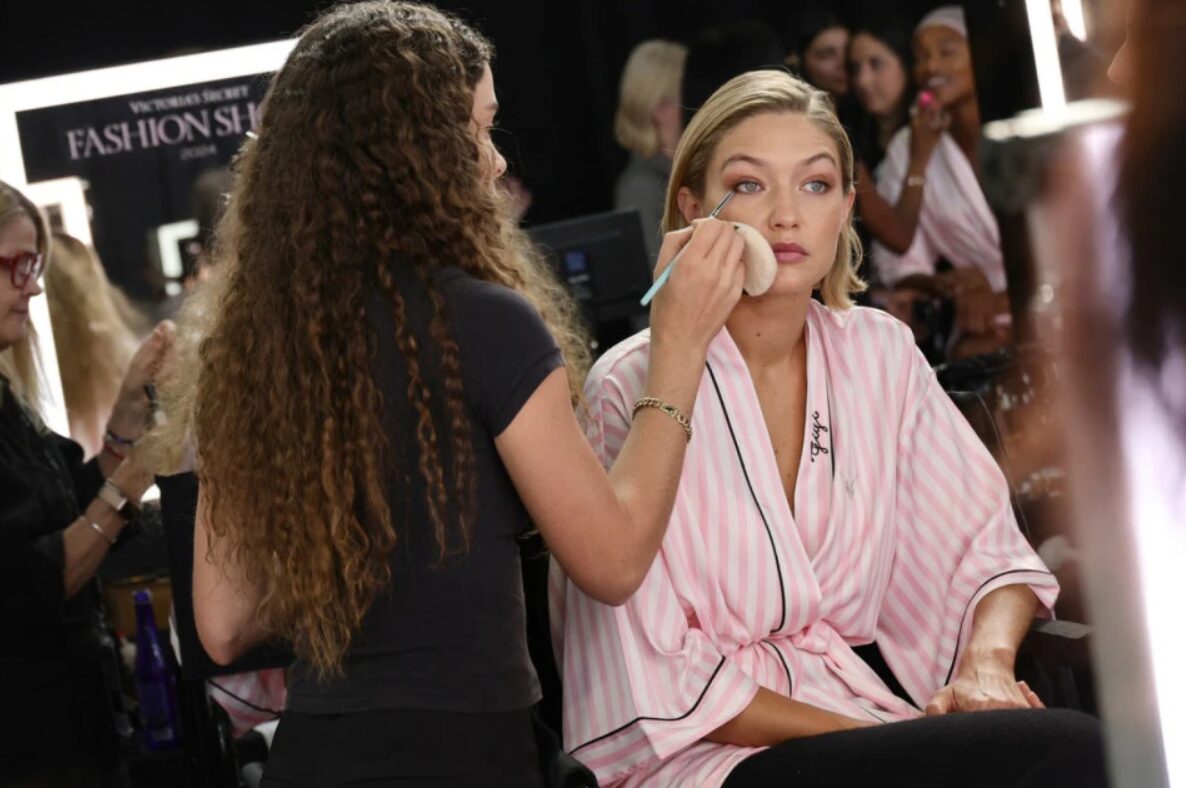 (Видео) Славната манекенка низ солзи: „Светот беше суров кон мене“