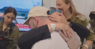 (Видео) Снимен моментот кога еден од ослободените заложници од Газа се сретна со своето семејство