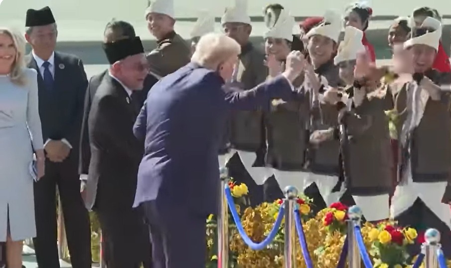 (Видео) Трамп заигра во Малезија: Се приклучи кон традиционалниот танц и ги изненади домаќините