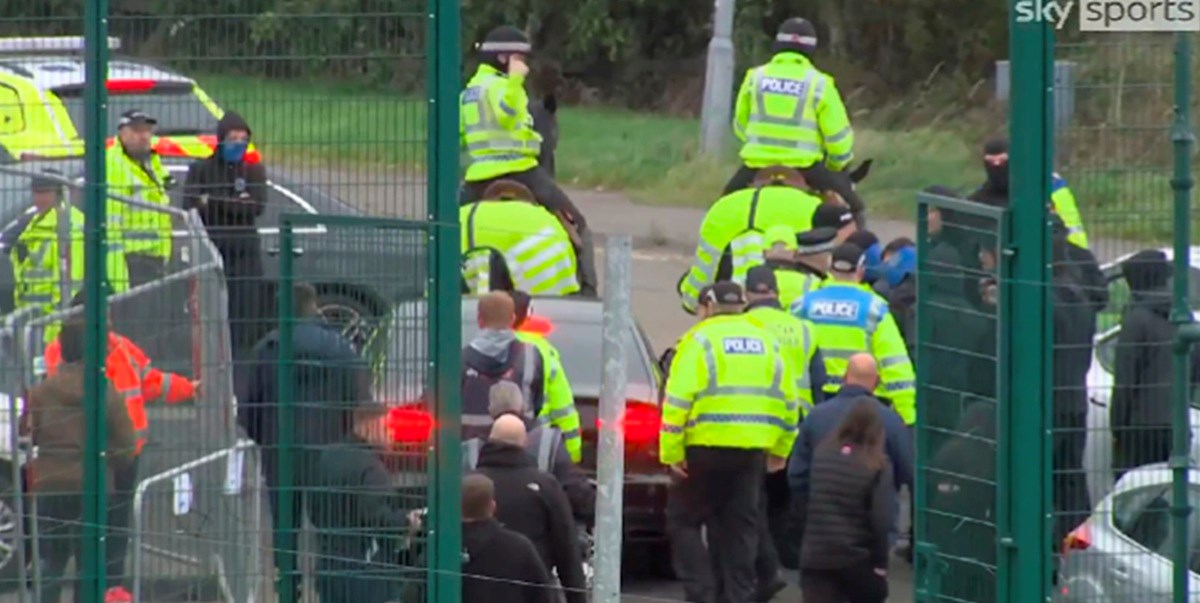 (Видео) Тренерот на Ренџерс од бесните навивачи го чуваа полицајци на коњи