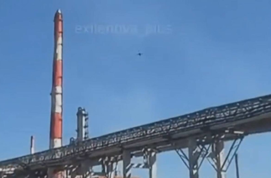(Видео) Украински дрон нападна рафинерија на 1400 километри од границата: Русите пукаа, но залудно