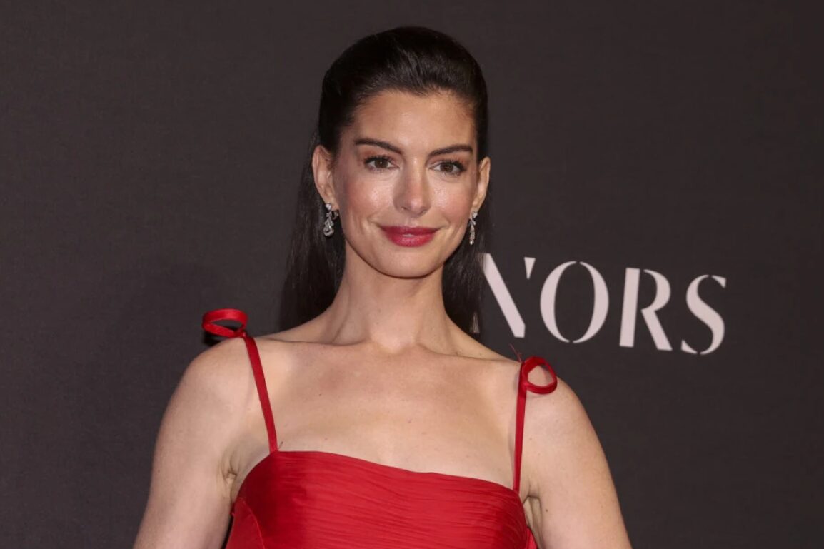 (Видео) Фантазија на црвениот тепих: Ен Хатавеј го носи најубавиот огнен фустан