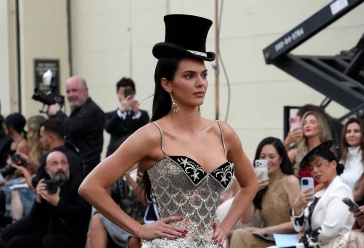 (Видео) „Пред 24 години воздивнувавме по фатална русокоса, денес по огнената бринета“