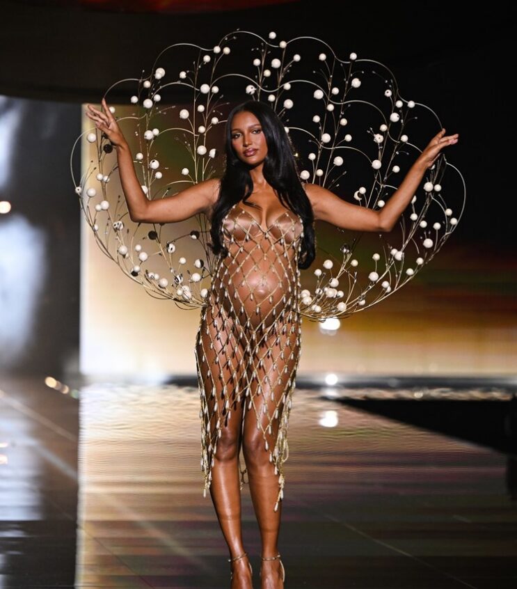 Влезе во историјата: Јасмин е првата бремена жена што ја отвори ревијата на „Викторија сикрет“