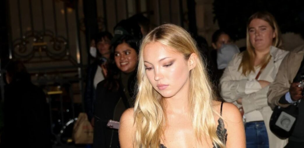 Длабокото деколте за малку ќе направеше проблем: таа успеа навреме да спречи скандал...