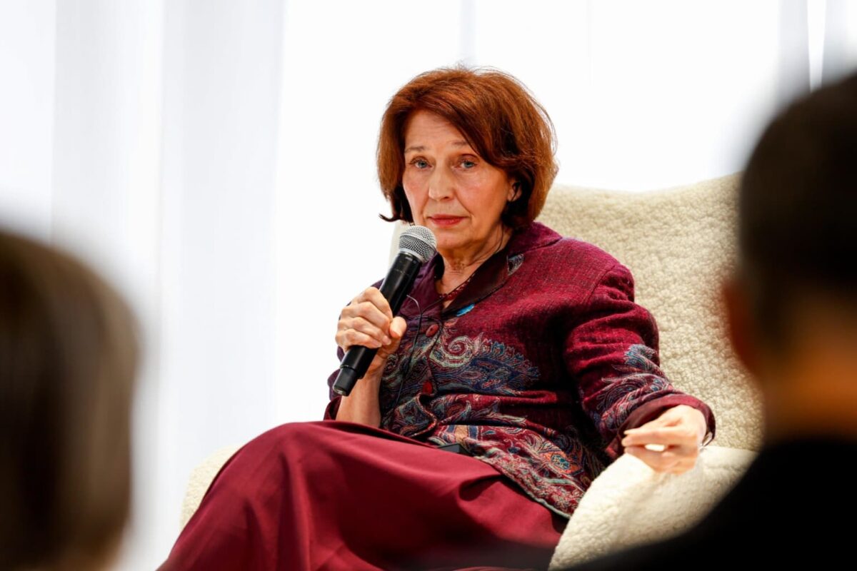 Евроинтеграцијата е дијалог, а не диктат: Сиљановска-Давкова се обрати на Парискиот мировен форум