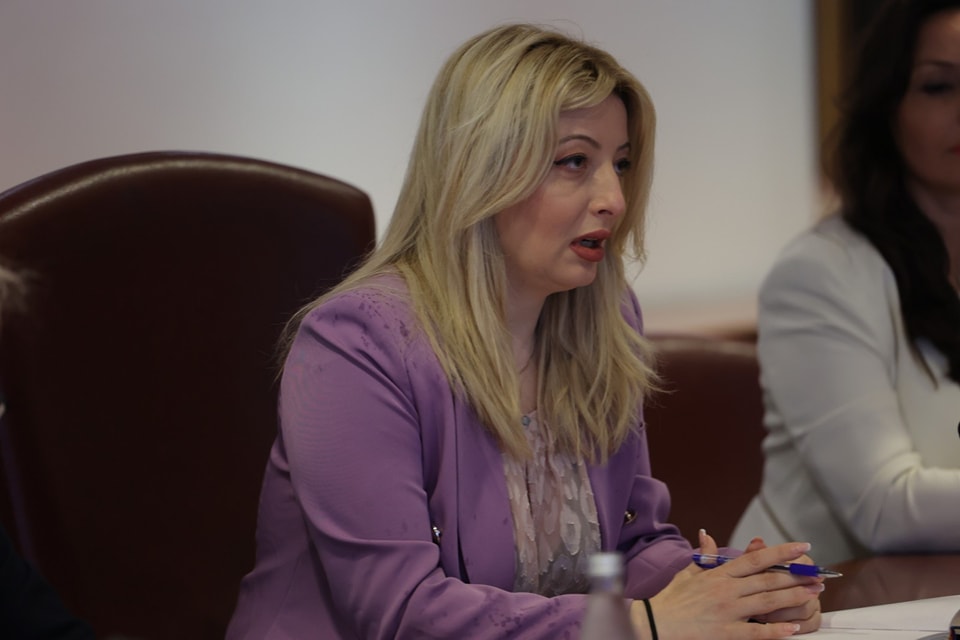 Еден од министрите, секој ден плаче и праќа пораки по дипломатските претставништва да ми реагираат да престанам до избори да говорам за криминалов, вели Арсовска