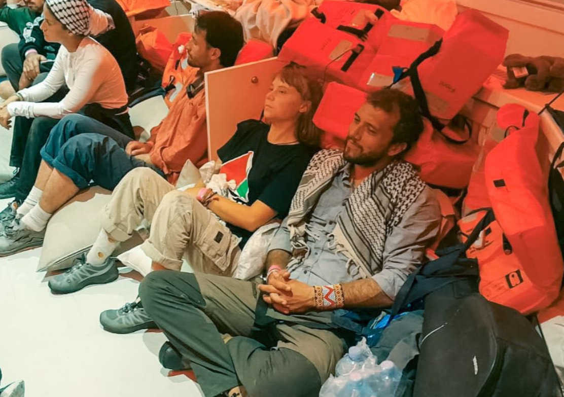 Израел објави фотографии од активистите: Пловат кон Израел, ќе ги депортираме во Европа