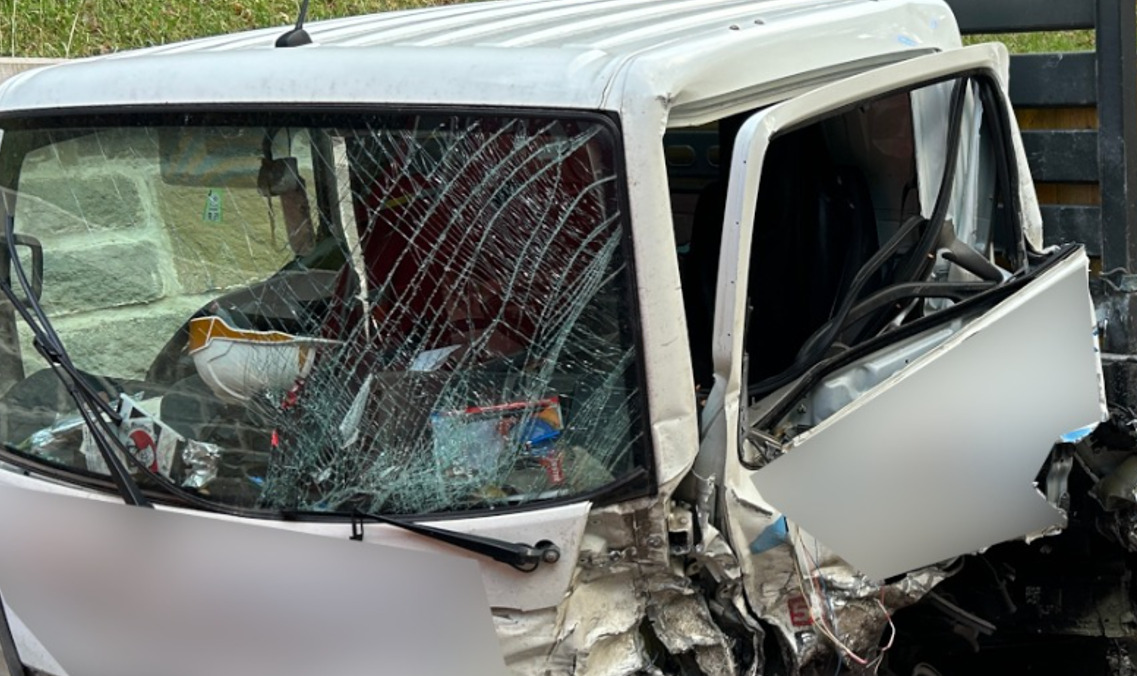 Камион излета од патот кај клучката Хиподром, сообраќајот во прекин