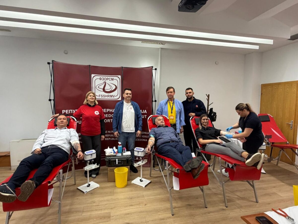 Клековски и Аџигогов донираа крв: вистинската грижа за осигурениците не се исцрпува во административните и финансиските мерки, туку продолжува преку дела на човечност