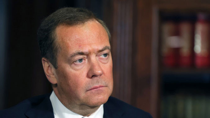 Медведев остро по санкциите на Трамп: Тоа е чин на војна против Русија