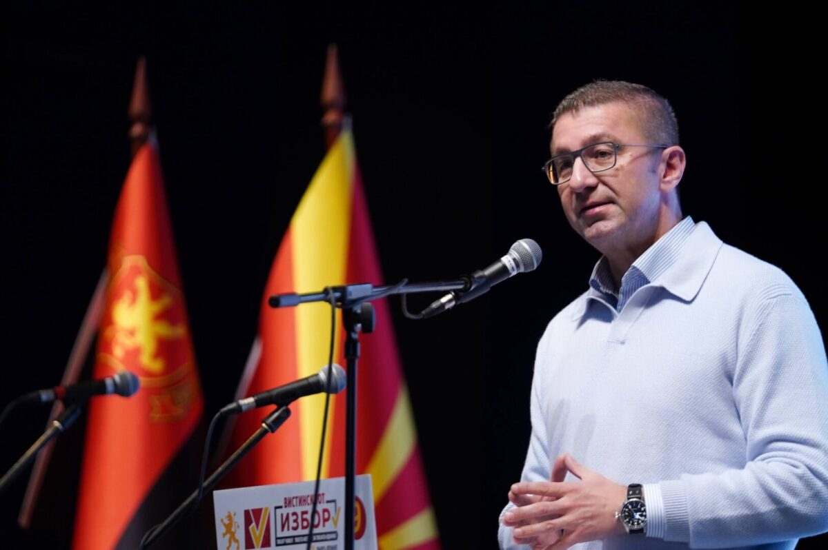 Мицкоски до Ахмети: Политиките на ДУИ ја испразнија Македонија и го намалија бројот на ученици Албанци