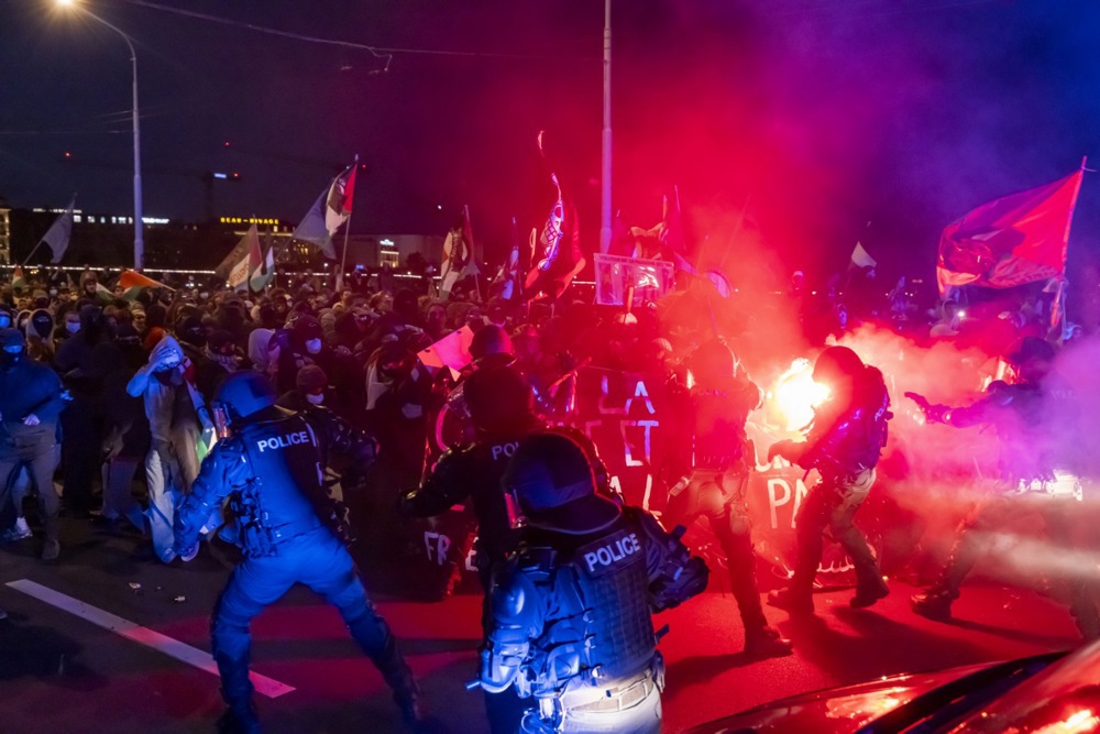 На пропалестинските протести во Женева употребени солзавец и водени топови, повредени пет полицајци