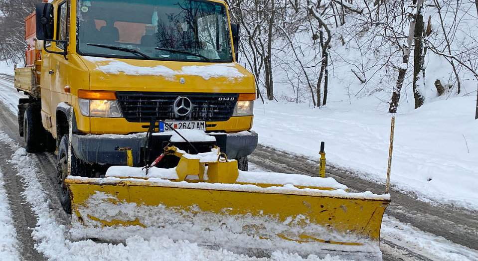 Поради снег и паднати дрва, во прекин сообраќајот на патот Никфорово – Леуново