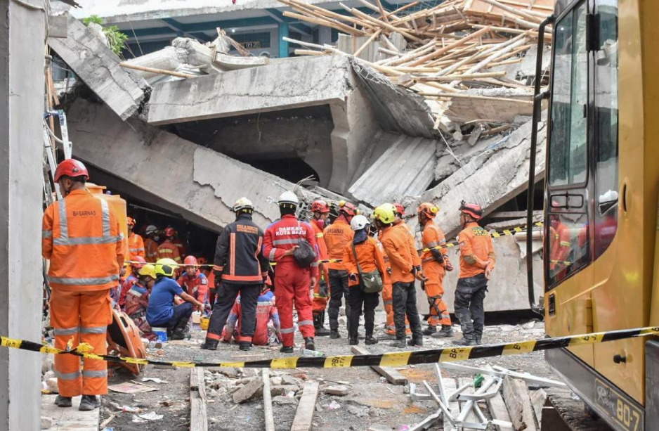 Пронајдени се најмалку 50 тела по уривањето на училиште во Индонезија