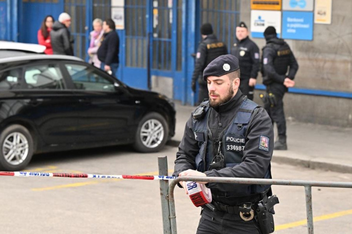 Пукање во близина на основно училиште: има загинати, едно лице тешко повредено во Чешка