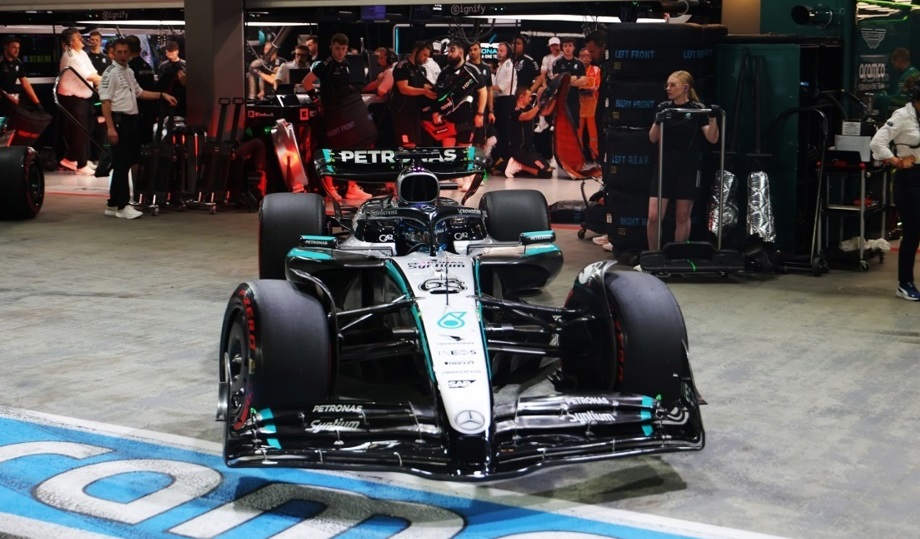 Расел со брилијантен круг до пол-позицијата во Сингапур