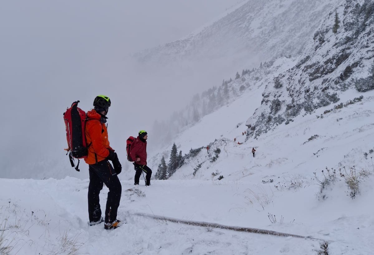 Се уште трае потрагата по хрватските планинари заробени од лавина на словенечките Алпи