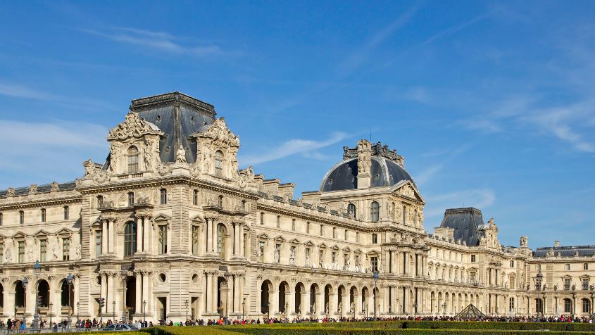 Уште пет лица уапсени за грабежот во Лувр