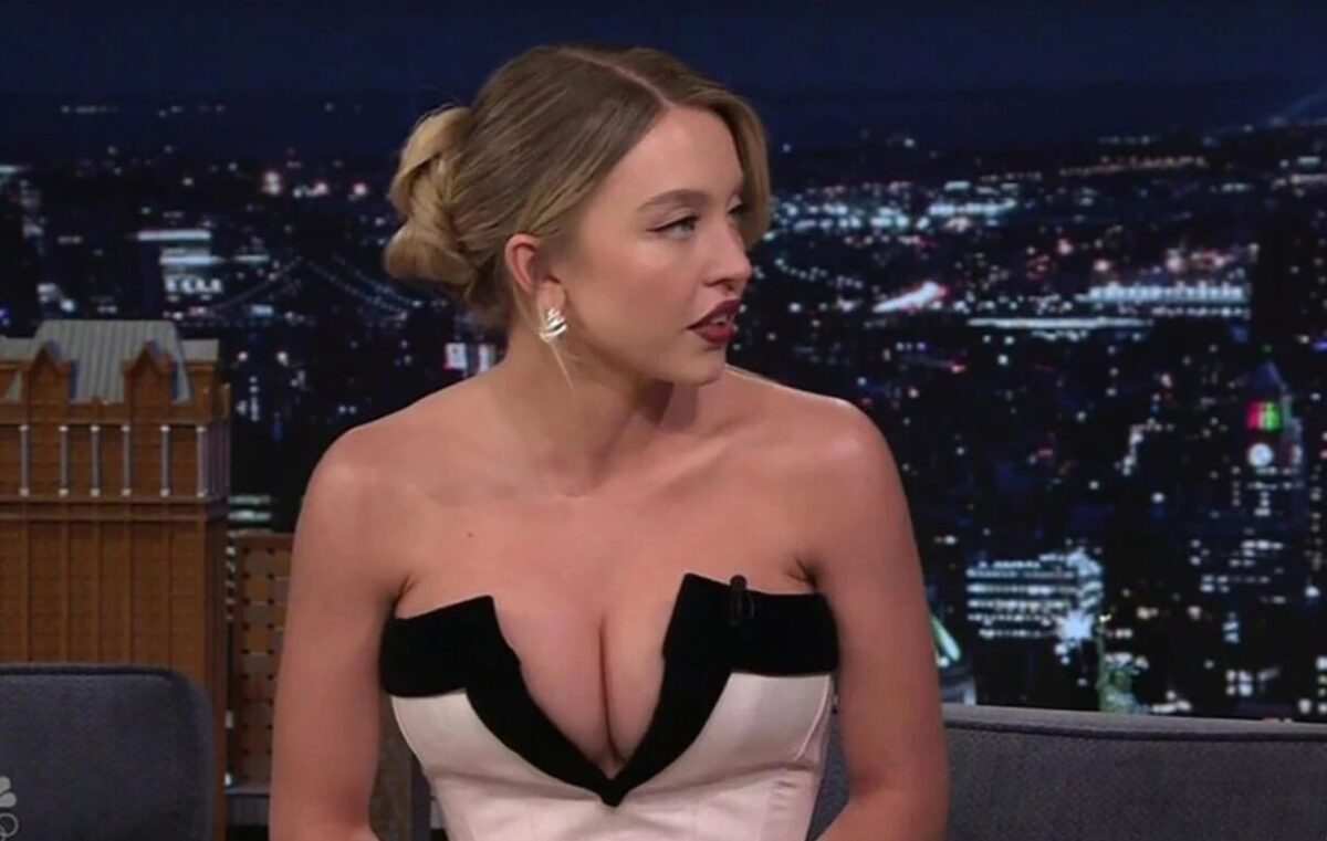 Фаталната русокоса има ново момче, но се уште зборува за колегата: „Обожавам да бидам со него“